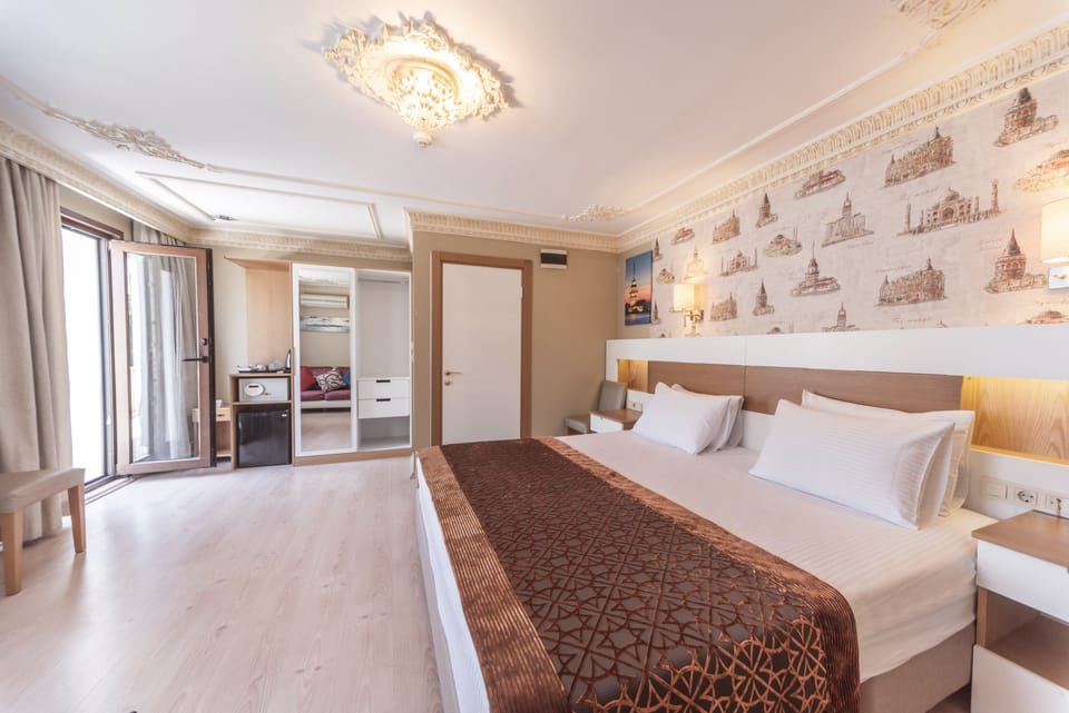 Deluxe Double Room, Non Smoking, Garden View | Minibar, in-room safe, desk, soundproofing