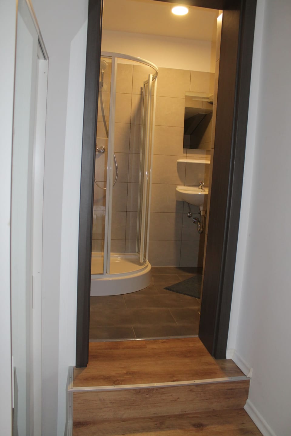 Single Room (Orchidea) | Bathroom | Shower, hair dryer, towels, soap