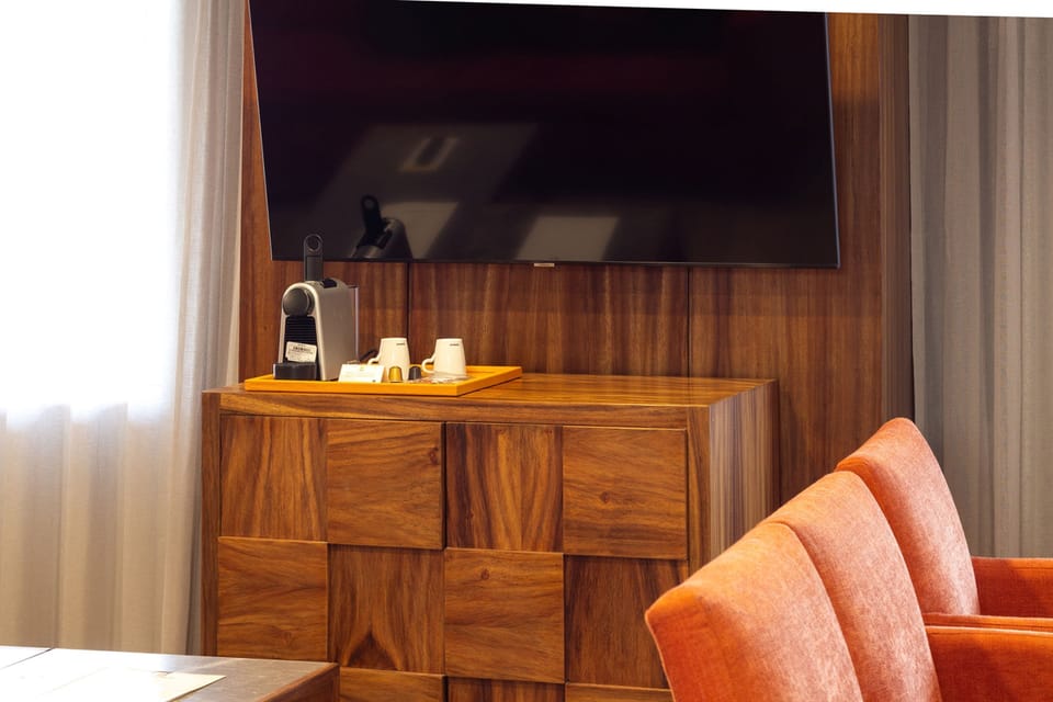 Master Suite | Premium bedding, in-room safe, desk, blackout drapes