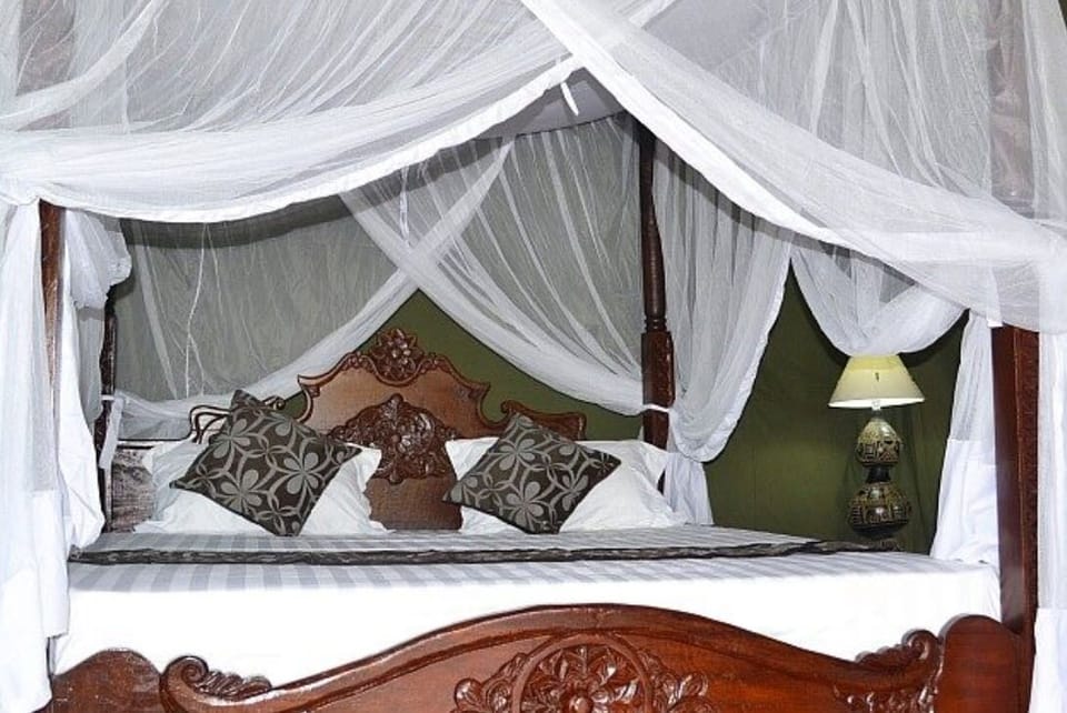 Luxury Tent | In-room safe, desk, iron/ironing board, bed sheets