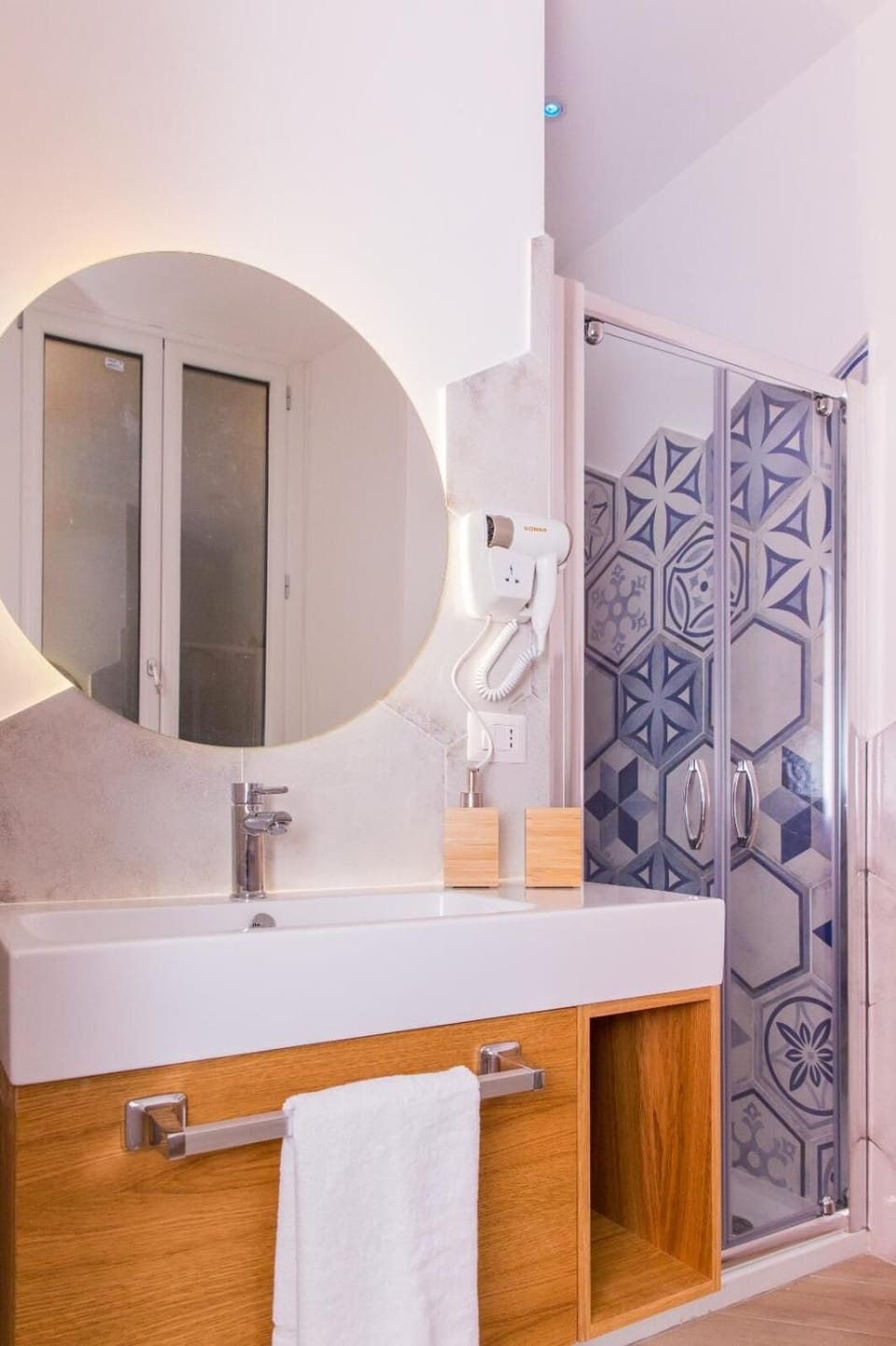 Shower, free toiletries, hair dryer, bidet