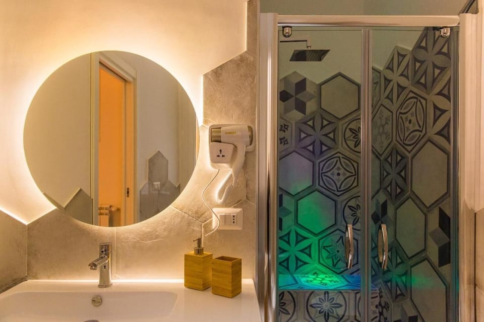 Shower, free toiletries, hair dryer, bidet