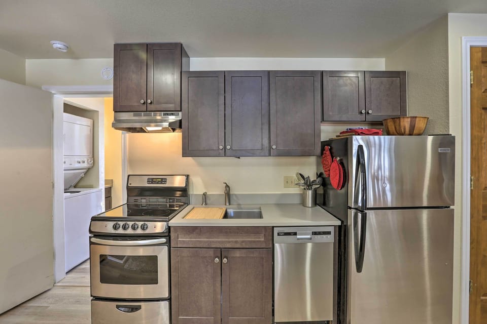 Kitchenette | Fully Equipped w/ Cooking Basics