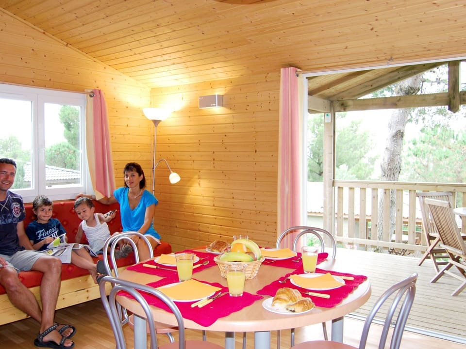 Room, Dining Room, Table, Property, Furniture, Restaurant, Interior Design, Building, House, Brunch