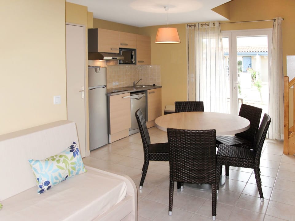 Room, Property, Furniture, Building, Interior Design, Floor, House, Real Estate, Table, Dining Room