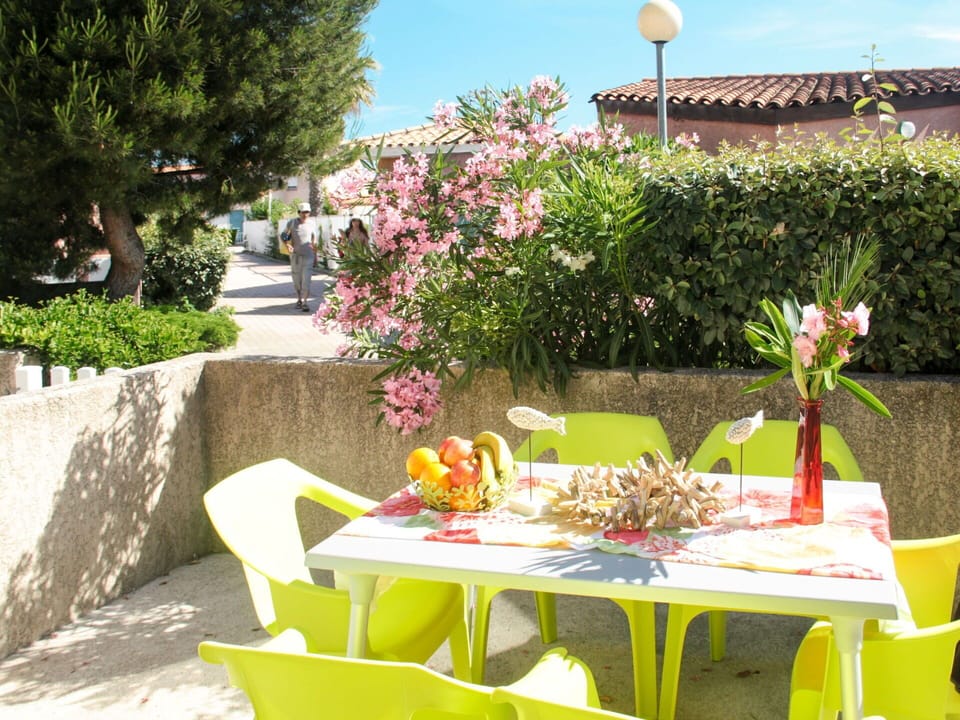 Yellow, Table, Restaurant, Brunch, Vacation, Tree, Meal, Leisure, Furniture, Plant