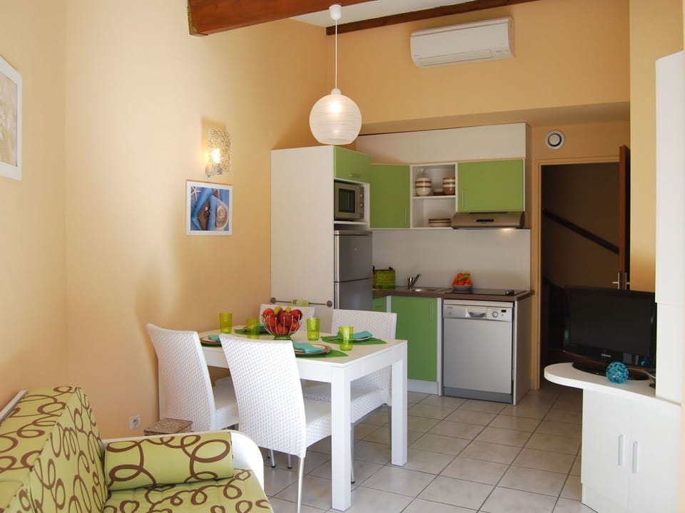 Room, Property, Furniture, Interior Design, Building, House, Floor, Real Estate, Table, Ceiling