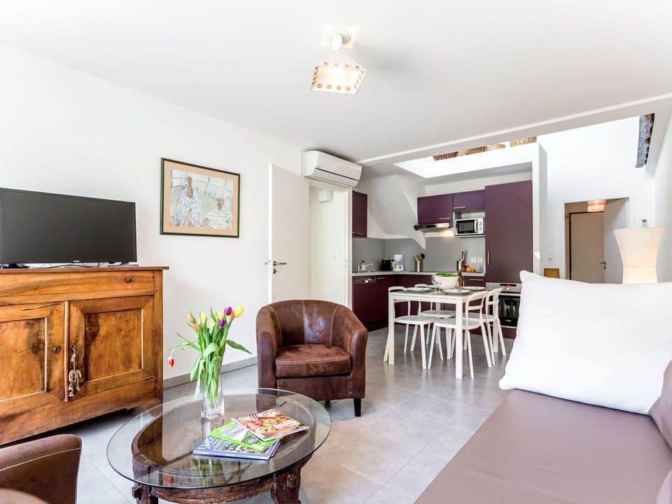 Room, Property, Furniture, Living Room, Interior Design, Building, House, Suite, Ceiling, Real Estate