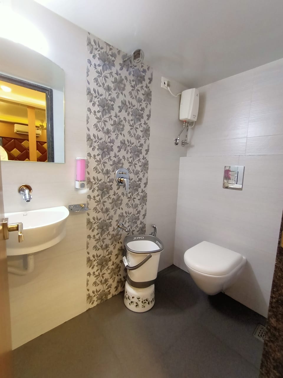 Deluxe Double or Twin Room | Bathroom sink