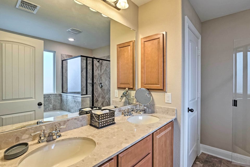 En-Suite Bathroom | Towels Provided