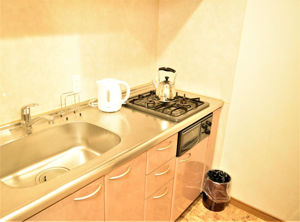 Fridge, microwave, stovetop, cookware/dishes/utensils