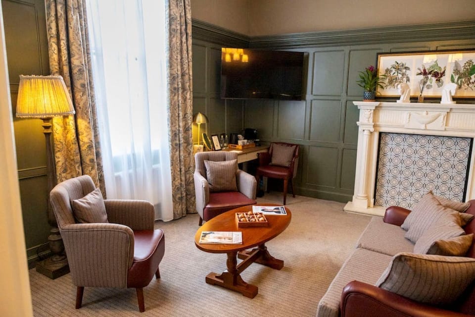 Junior Suite | Egyptian cotton sheets, premium bedding, desk, laptop workspace