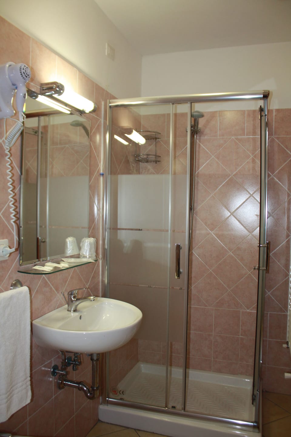 Shower, free toiletries, hair dryer, bidet