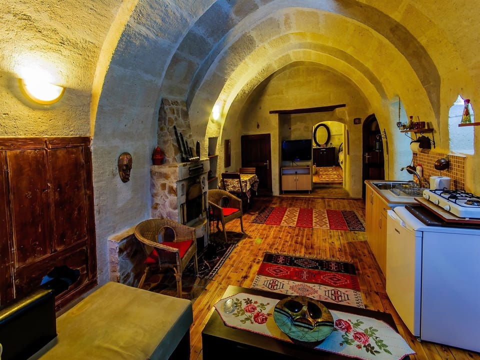 Deluxe Suite | Private kitchen | Fridge, electric kettle, cookware/dishes/utensils