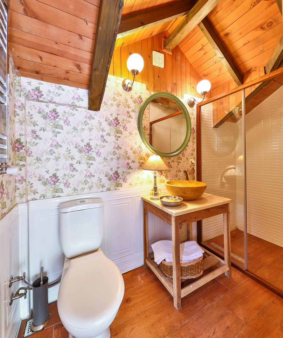 Bungalow with Balcony-King Fisher | Bathroom | Shower, free toiletries, hair dryer, slippers