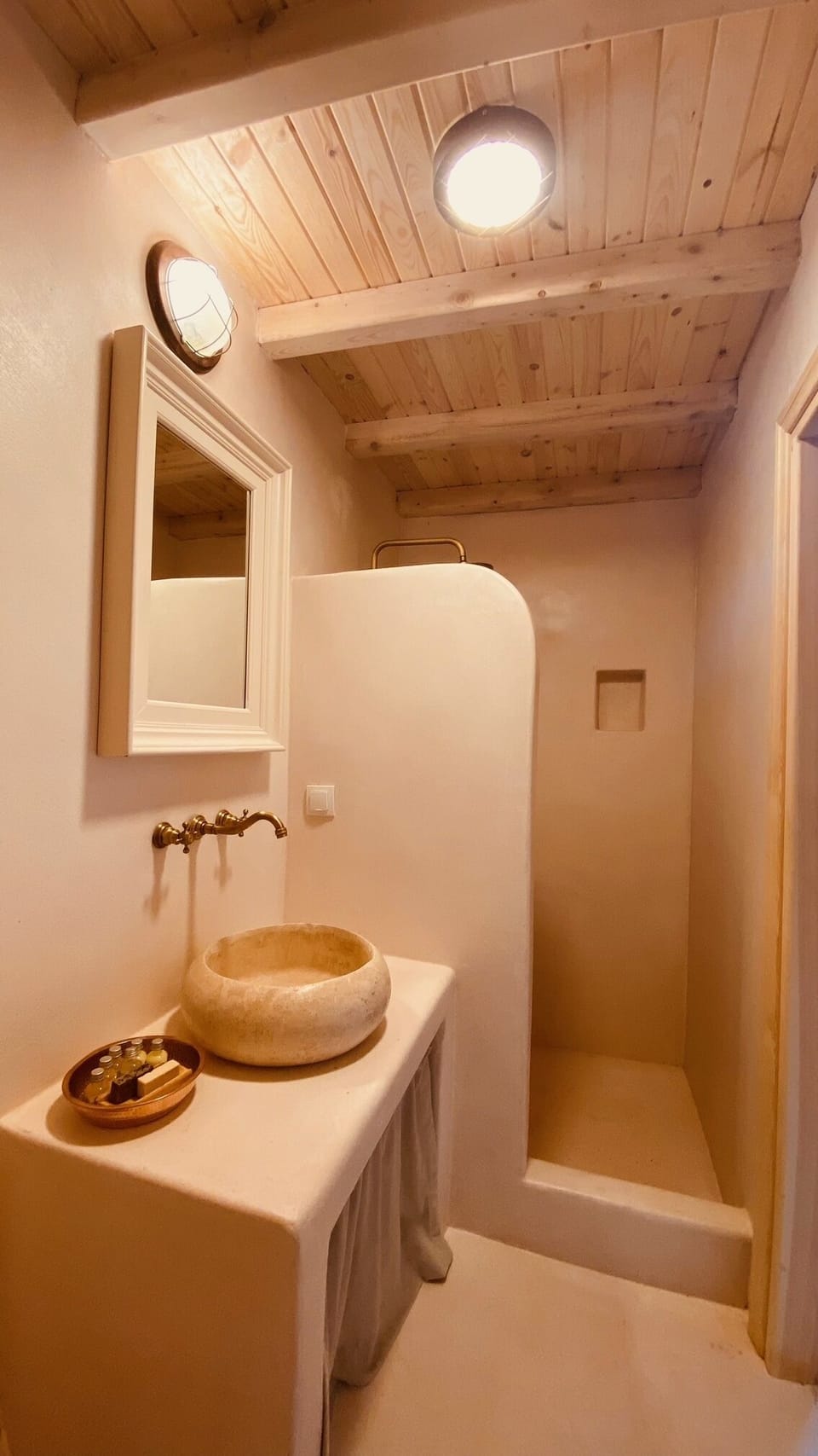 Moonlight Suite | Bathroom | Shower, free toiletries, hair dryer, slippers