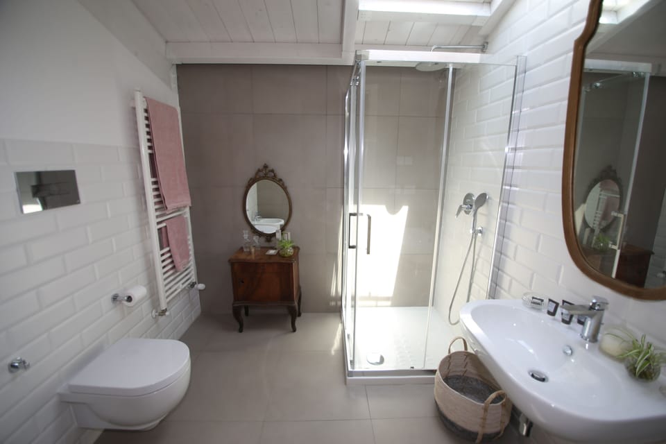 Deluxe Suite, Sea View | Bathroom | Shower, bidet, towels