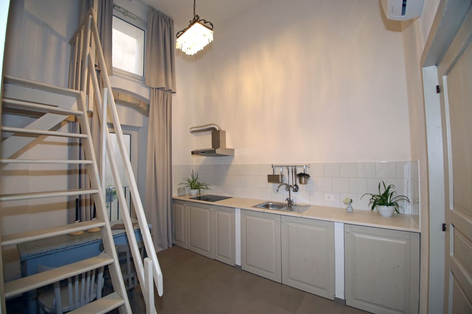 Deluxe Suite | Private kitchen | Stovetop, coffee/tea maker, highchair, cookware/dishes/utensils