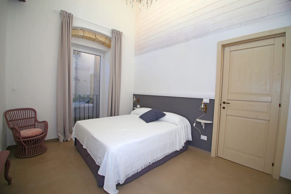 Deluxe Suite | Premium bedding, free cribs/infant beds, free WiFi, bed sheets
