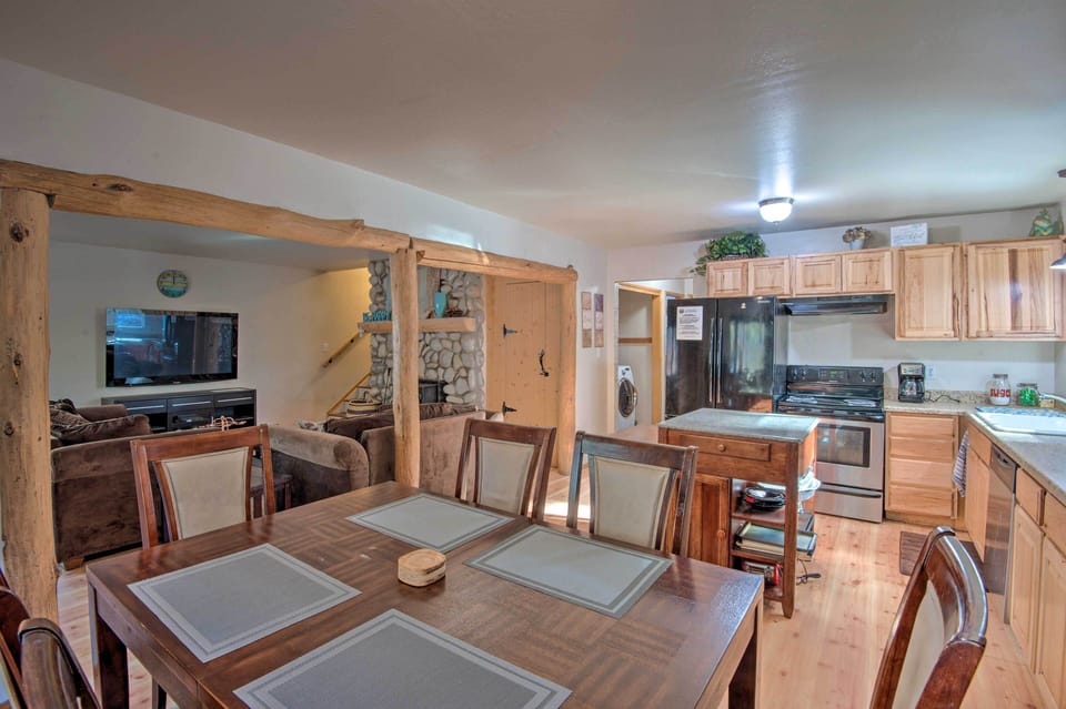 Dining Area | Dishes & Flatware Provided