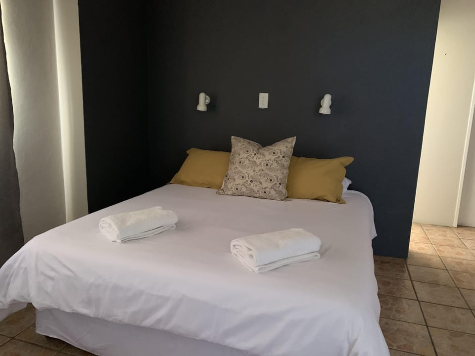 Family Room (Blue) | Desk, iron/ironing board (on request), WiFi (free), bed sheets