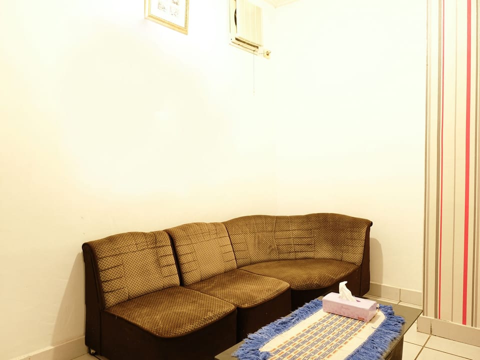 Suite Twin | Living area | 32-inch LCD TV with cable channels, TV