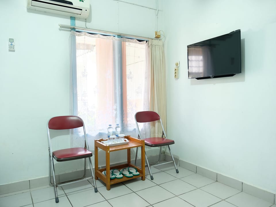 Standard Twin Room | Living area | 32-inch LCD TV with cable channels, TV