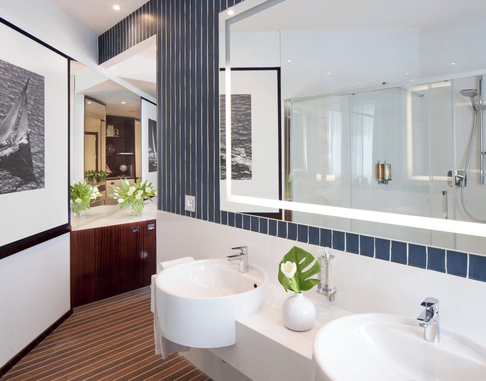 Junior Suite | Bathroom | Free toiletries, hair dryer, bidet, towels