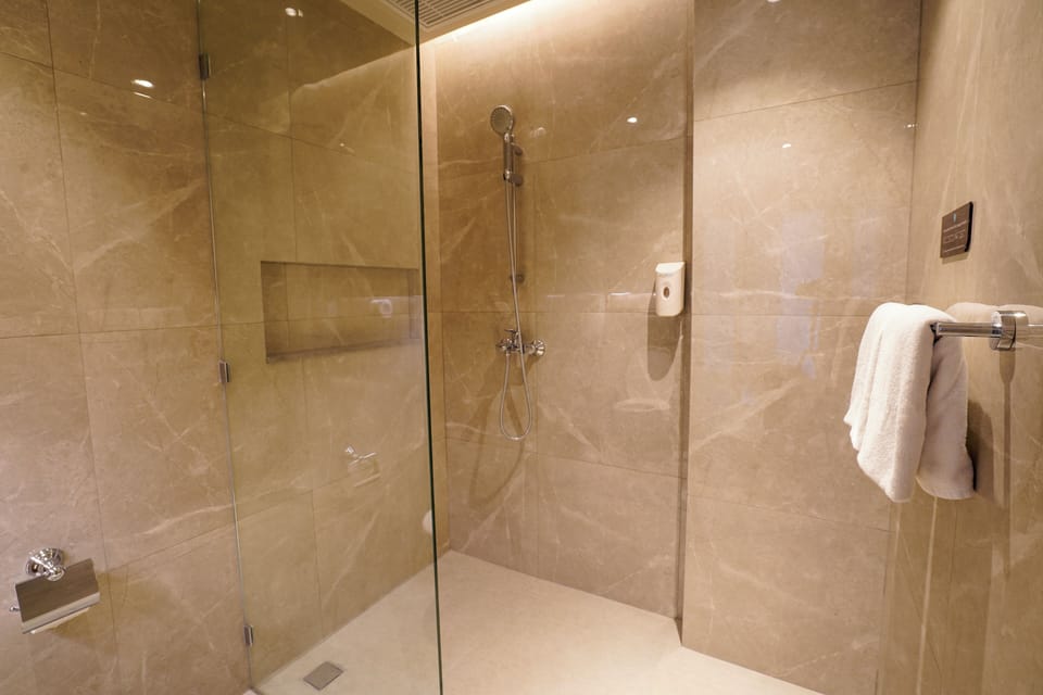 Shower, rainfall showerhead, free toiletries, hair dryer