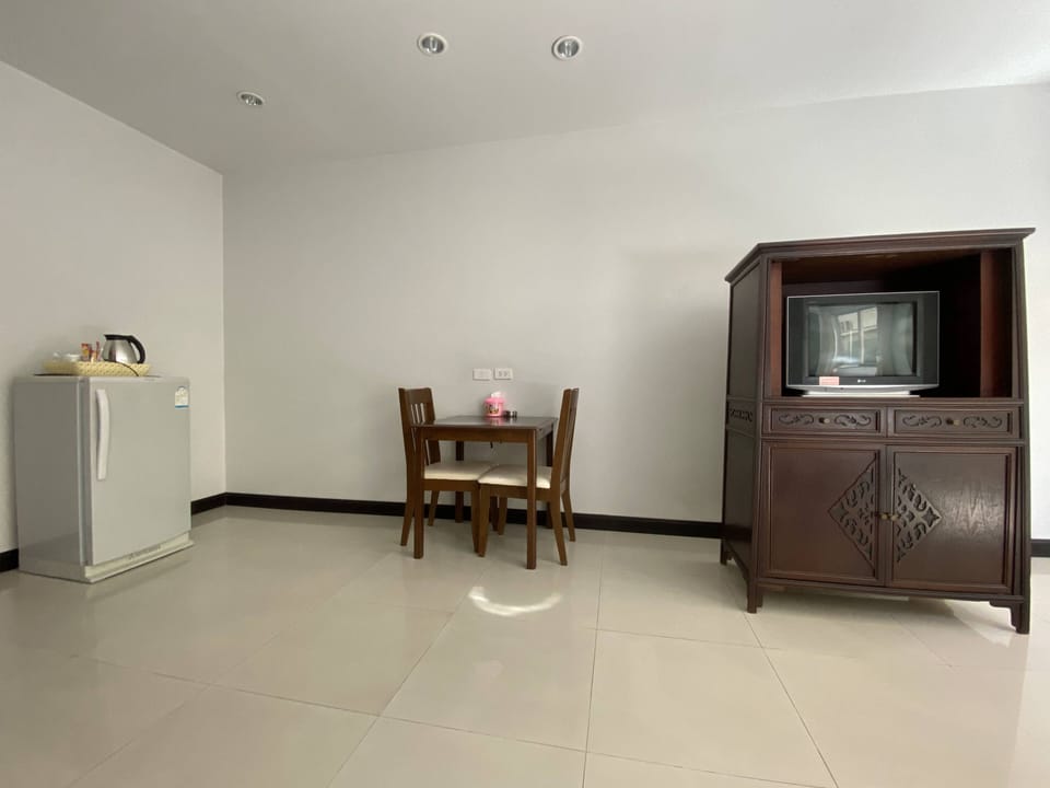 Standard Twin Room | Desk, free WiFi