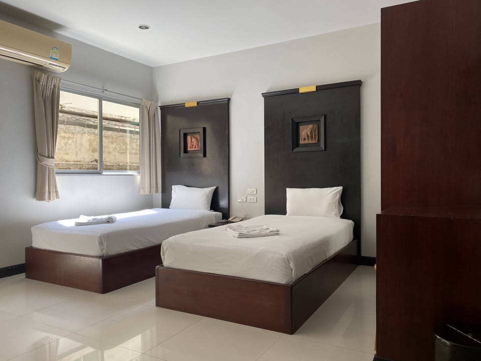 Standard Twin Room | Desk, free WiFi