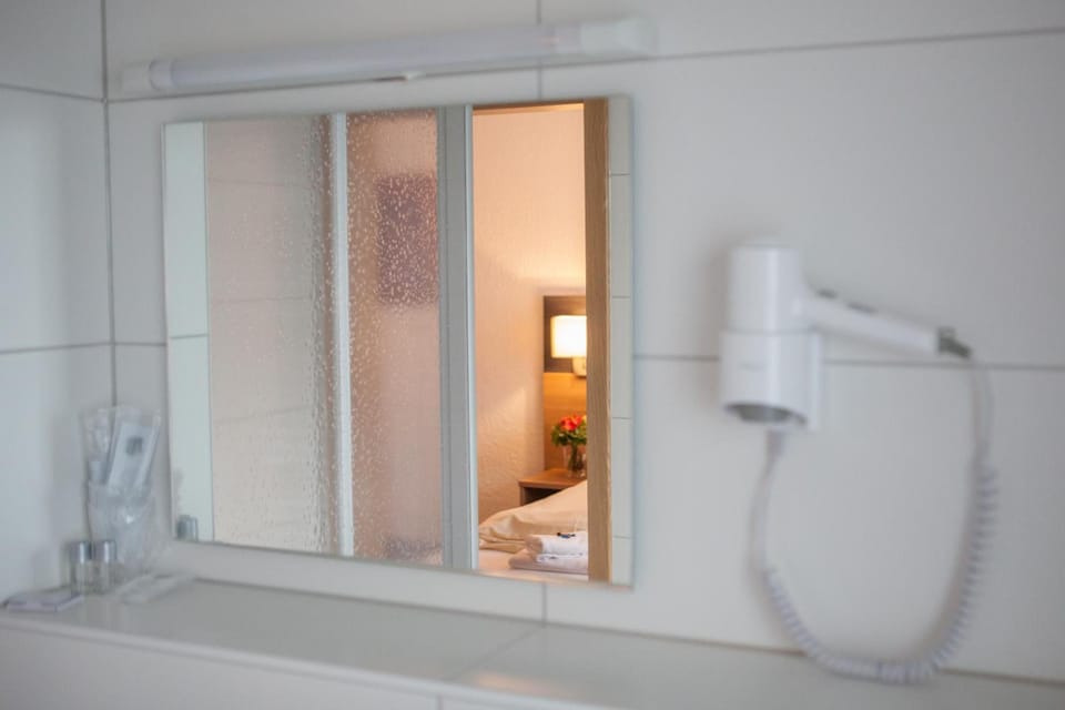 Shower, free toiletries, hair dryer, towels