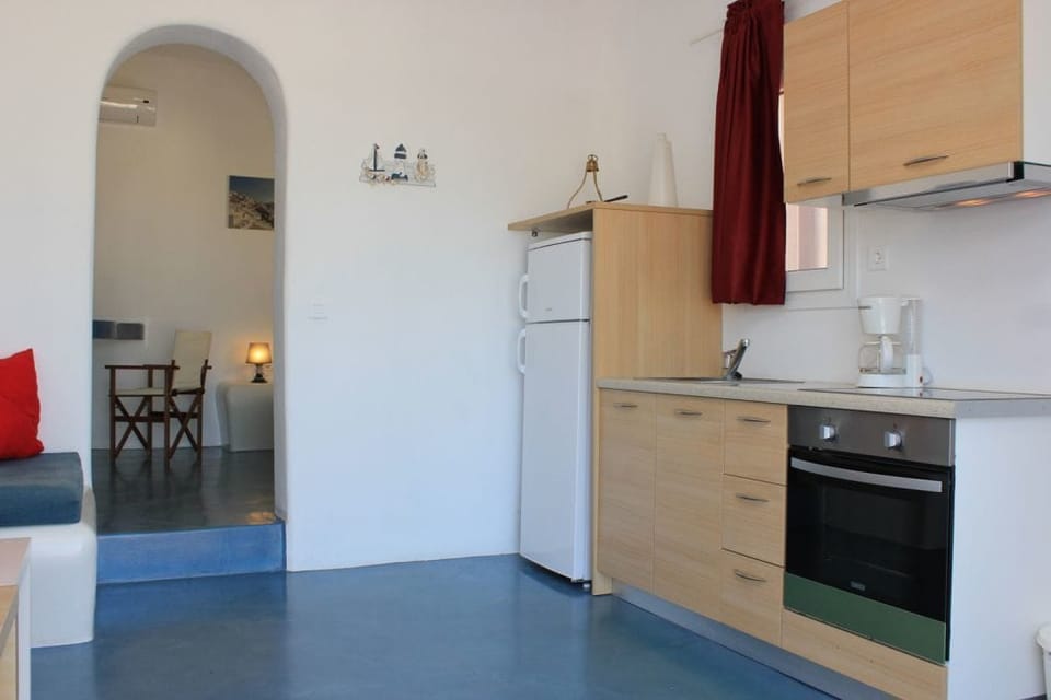 Bungalow, Sea View (Thea) | Private kitchen | Fridge, stovetop, electric kettle, cookware/dishes/utensils