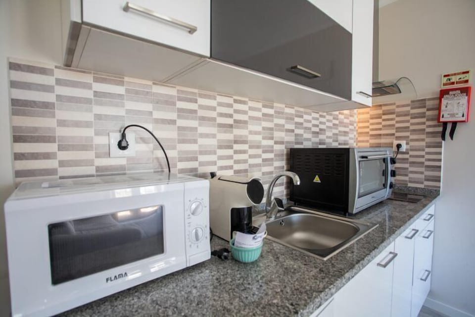 Coffee/tea maker, full-size fridge, microwave, oven