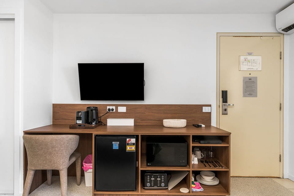 Standard Room, 1 Queen Bed | Hypo-allergenic bedding available, in-room safe, desk