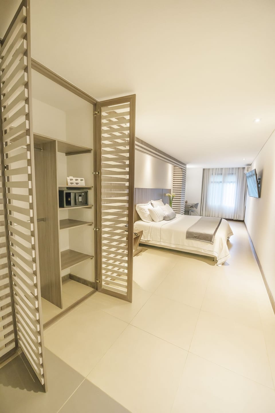 Deluxe Room | Hypo-allergenic bedding, down comforters, minibar, in-room safe