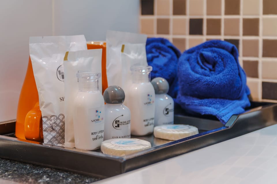 Shower, rainfall showerhead, free toiletries, hair dryer