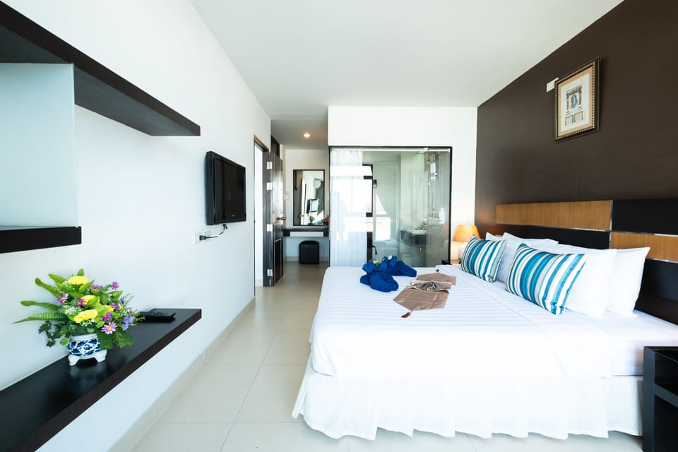 Junior Suite | In-room safe, blackout drapes, free WiFi, bed sheets