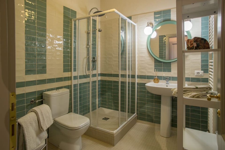 Superior Triple Room | Bathroom | Shower, rainfall showerhead, free toiletries, bidet