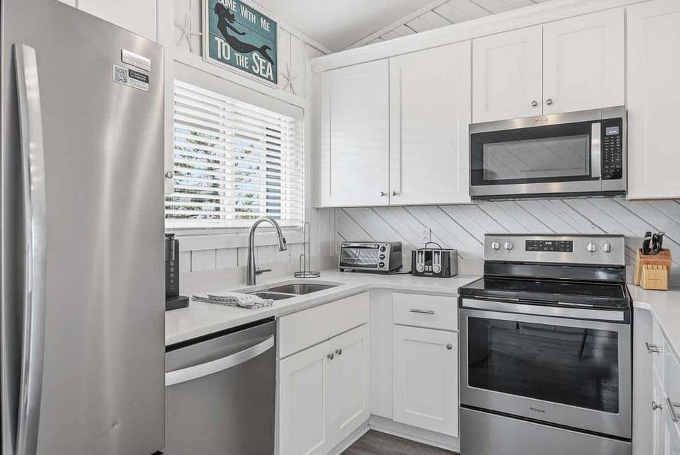 Top-Level Kitchen with Bar (seats 5)