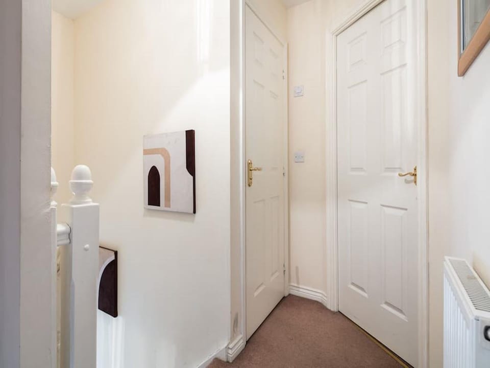 Business House | Bathroom | Towels, toilet paper