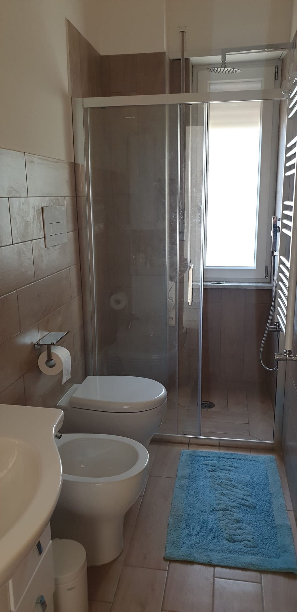 Shower, rainfall showerhead, free toiletries, hair dryer