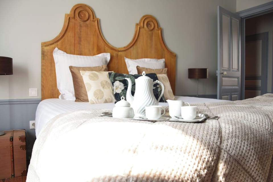 Deluxe Suite, Courtyard View | 1 bedroom, premium bedding, minibar, WiFi (free)