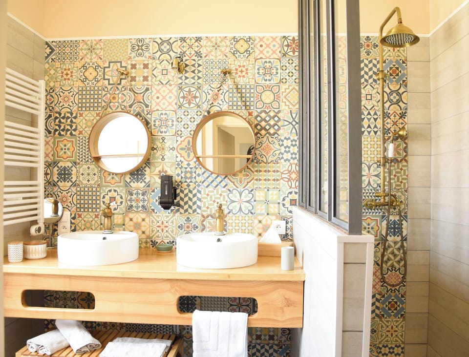Superior Suite, Courtyard View | Bathroom | Shower, eco-friendly toiletries