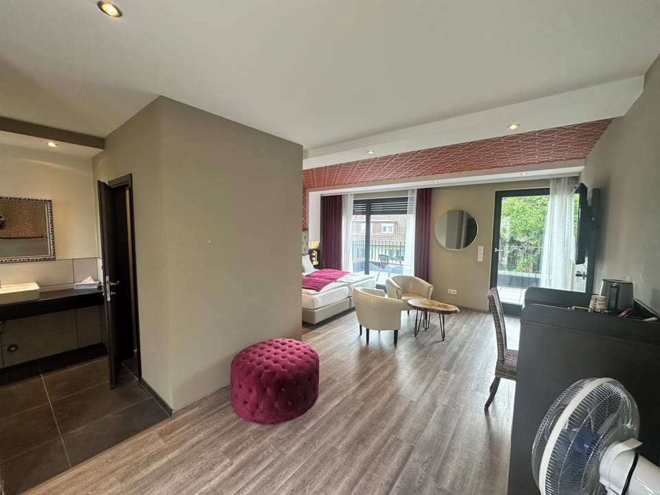 Luxury Double Room, 2 Twin Beds | Individually decorated, individually furnished, desk, laptop workspace