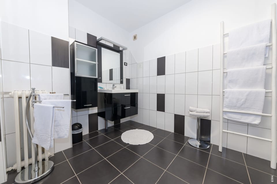 Comfort Quadruple Room | Bathroom | Free toiletries, hair dryer, towels