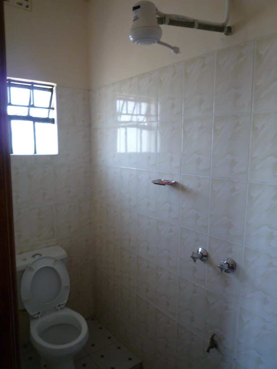 Shower, rainfall showerhead, free toiletries, slippers