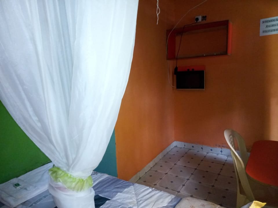 Single Room | Iron/ironing board, free WiFi, bed sheets