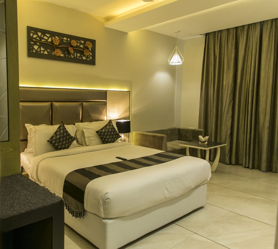 1 bedroom, hypo-allergenic bedding available, in-room safe
