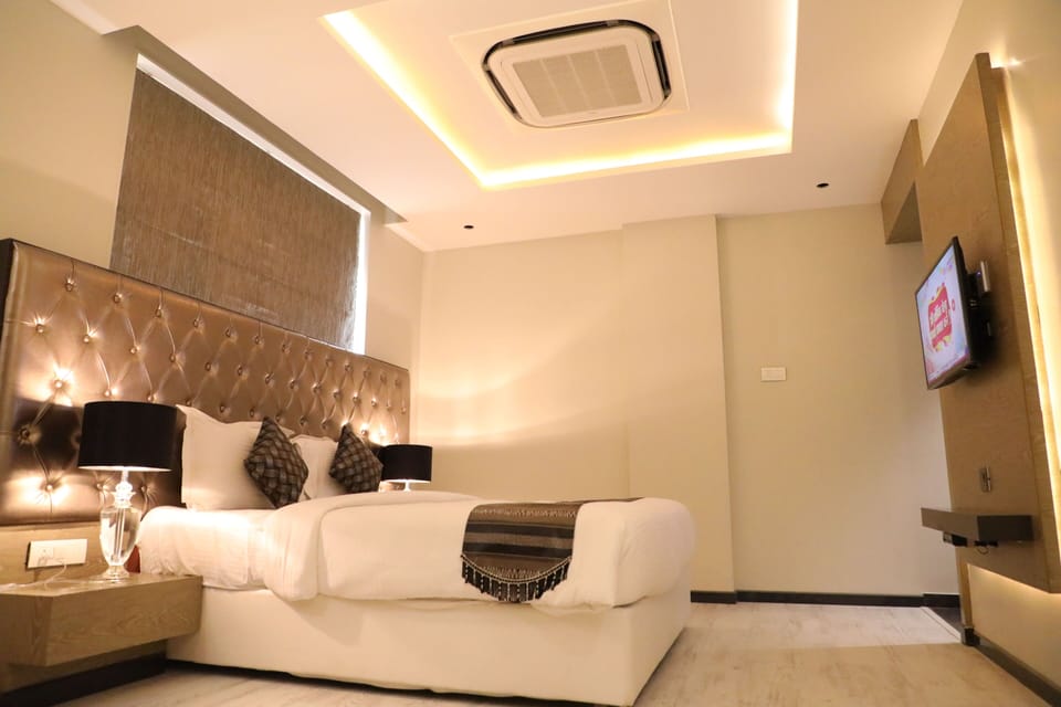 1 bedroom, hypo-allergenic bedding available, in-room safe